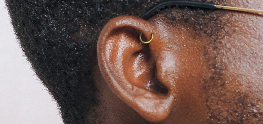 Guide sur le Piercing Anti-Hélix : Bijoux, Soins et Plus