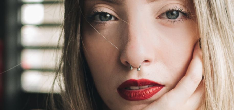 Piercings au Septum : Procédure, Douleur et Bijoux