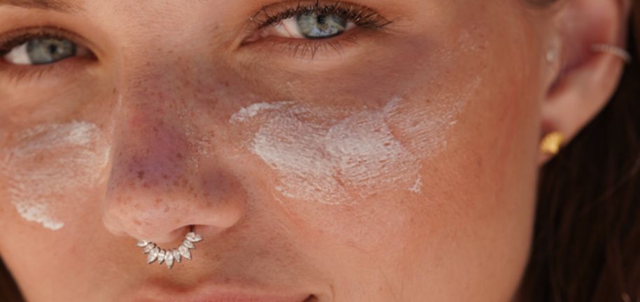 Porter des bijoux de piercing à la plage : à faire et à ne pas faire