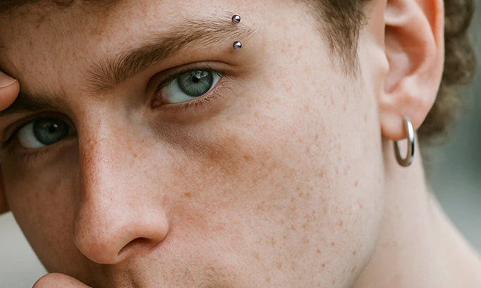 Bijoux de piercing pour l'arcade