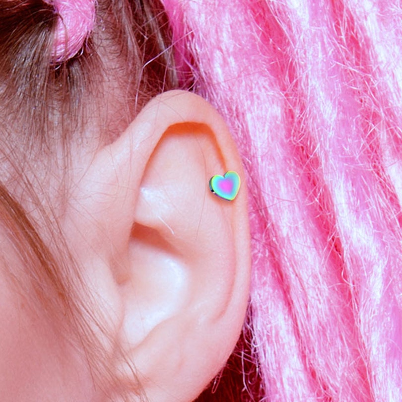 Piercing d'oreille et multiples designs et plusieurs couleurs