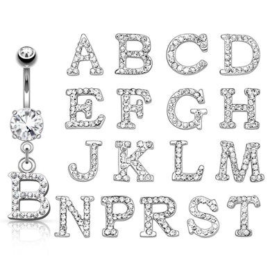 Piercing pour le nombril avec une lettre incrustée de pierres en pendentif