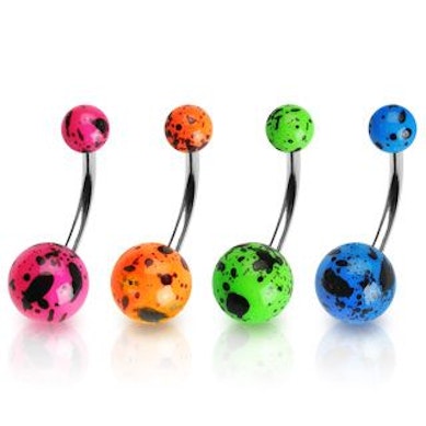 Piercing pour le nombril avec des tâches noires
