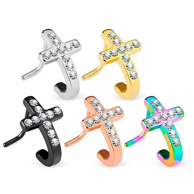 Piercing au nez en forme de croix avec pierres.