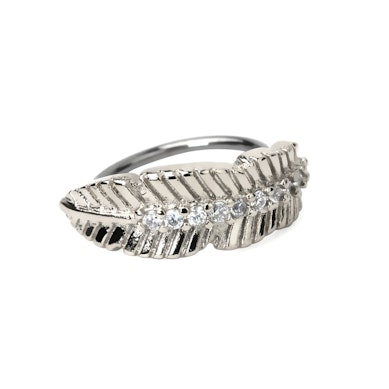 Anneau twist orné de pierres et design en forme de plume