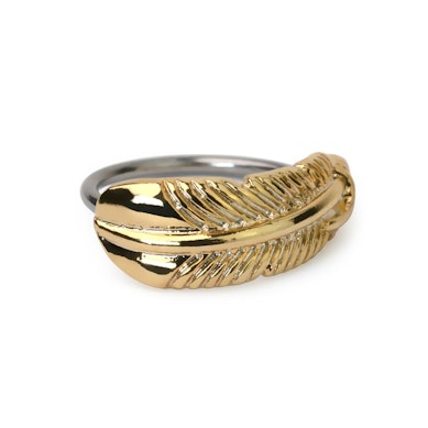 Anneau twist avec design en forme de plume