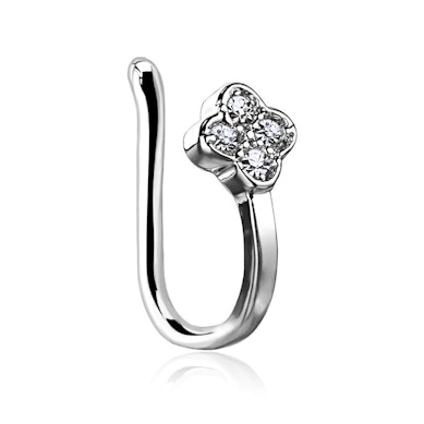 Faux piercing pour le nez avec un trèfle à quatre feuilles