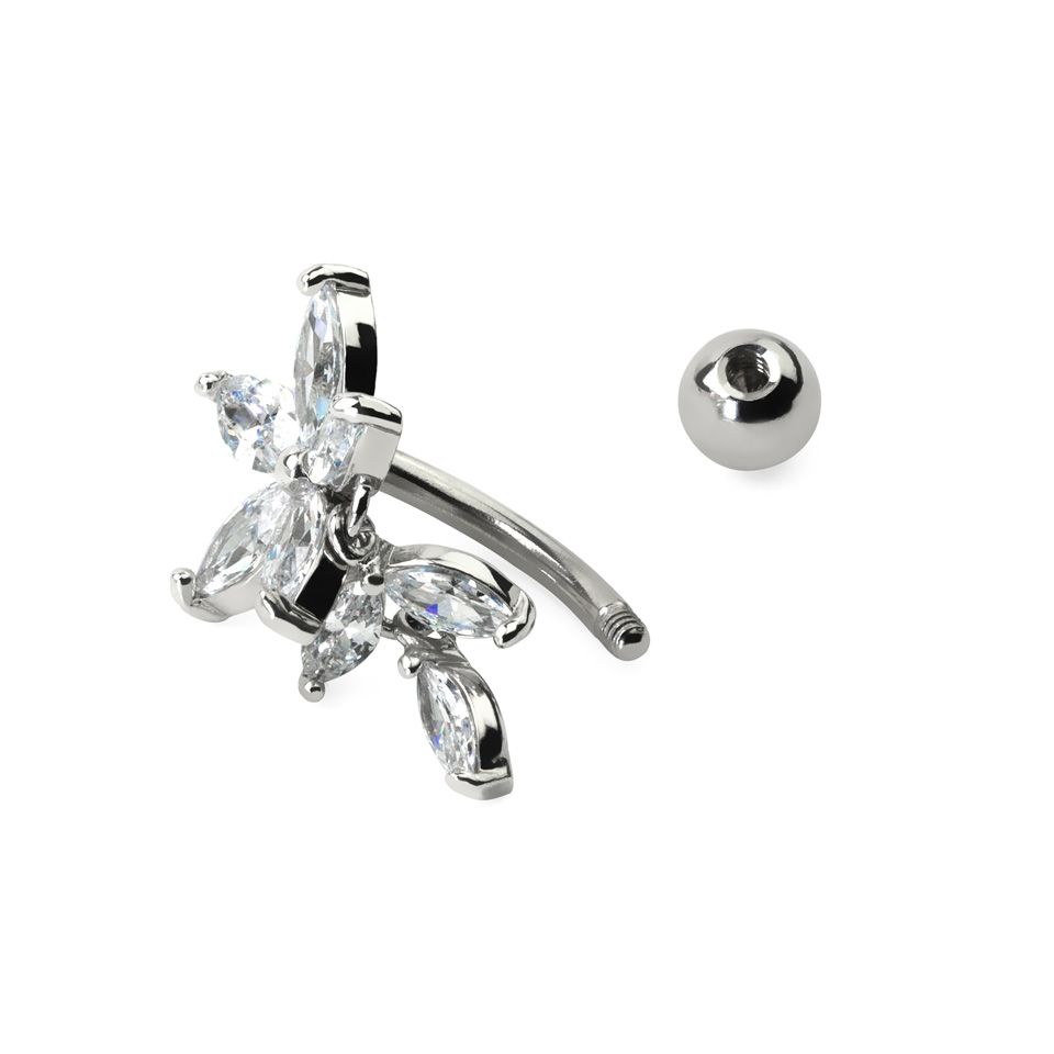 Piercing pour le nombril avec une jolie fleur incrustée de pierres