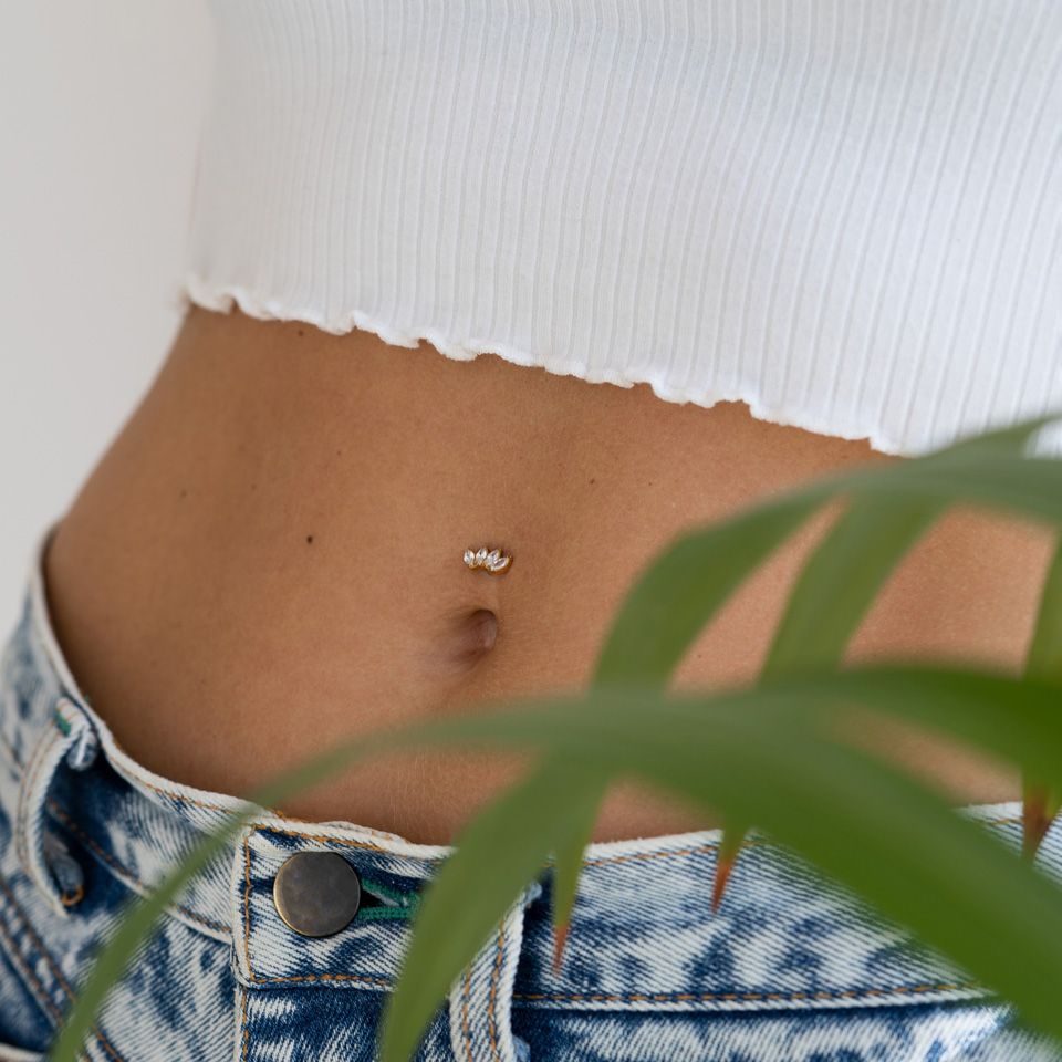 Piercing pour le nombril en titane et pierres taillées en marquise
