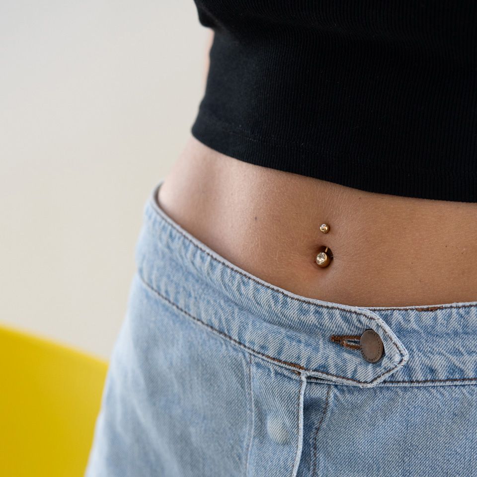 Piercing pour le nombril avec pierre revêtement en or