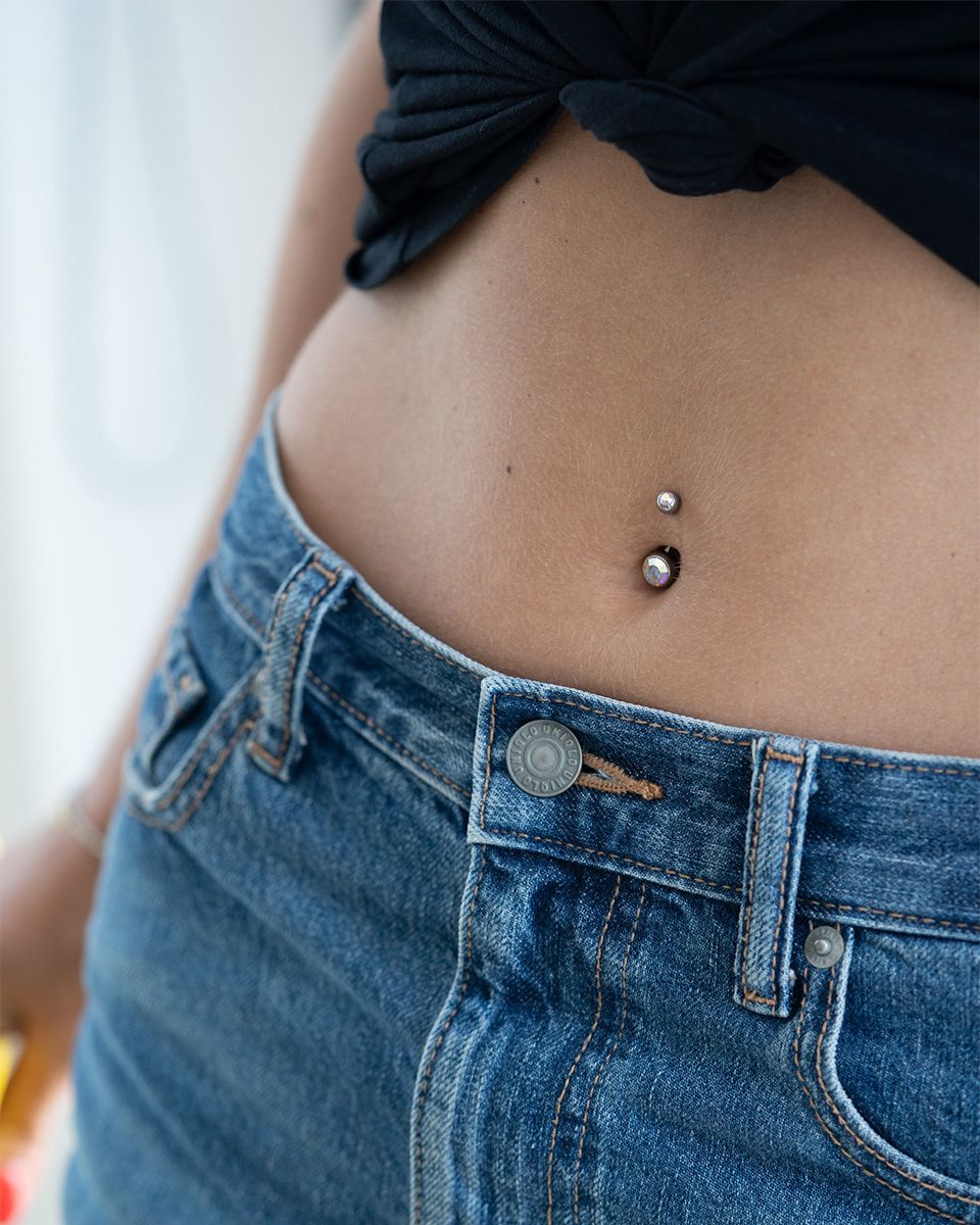 Piercing pour le nombril en titane avec deux pierres