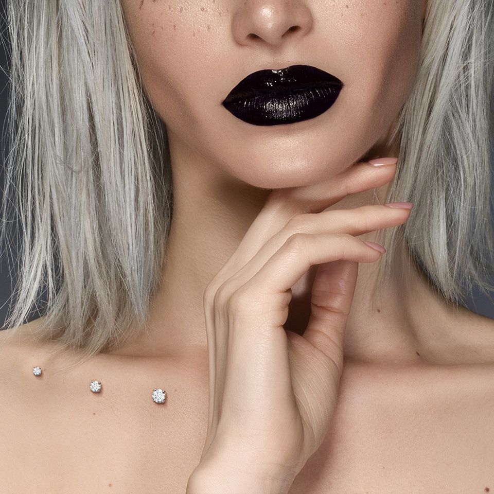 Piercing microdermal en or 14 carats avec une pierre