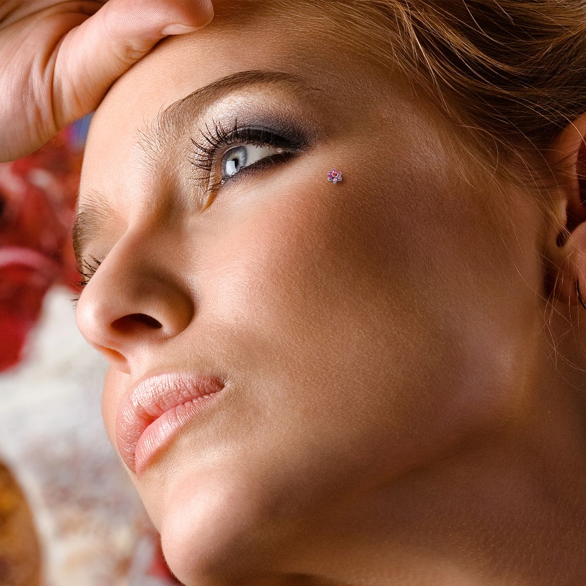 Ancre dermal avec pierres en forme de fleur étoilée