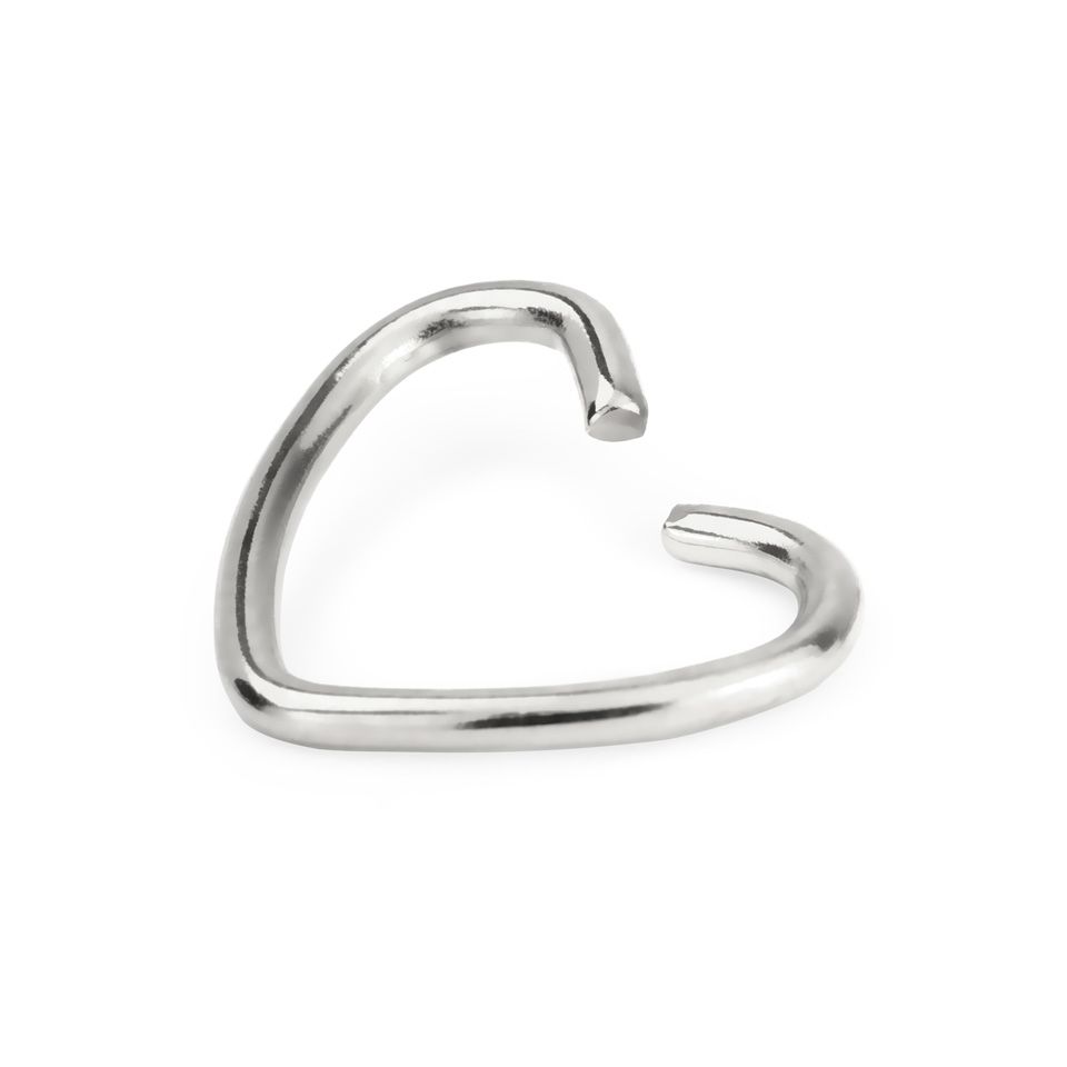 Piercing pour l'oreille avec un joli coeur fin