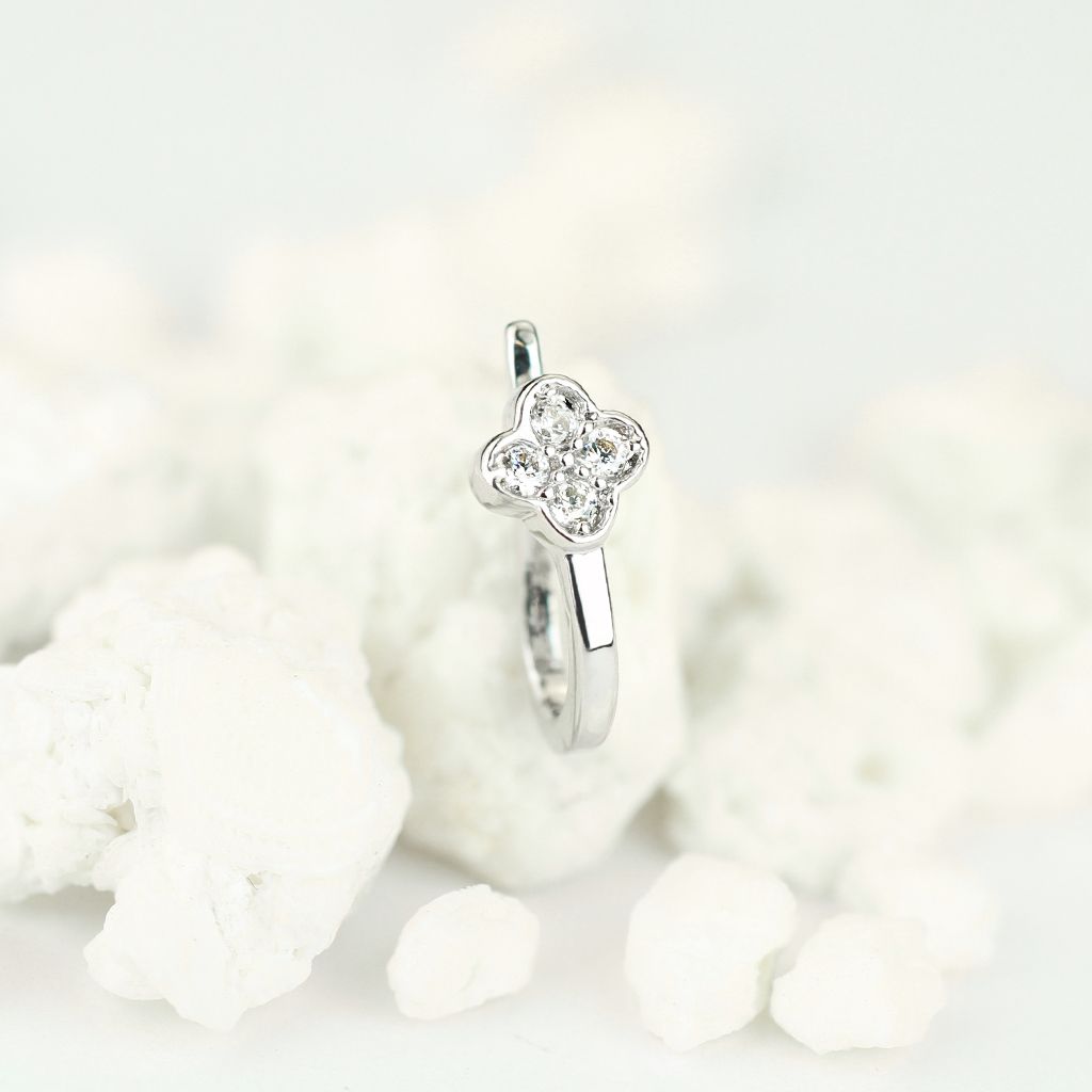 Faux piercing pour le nez avec un trèfle à quatre feuilles