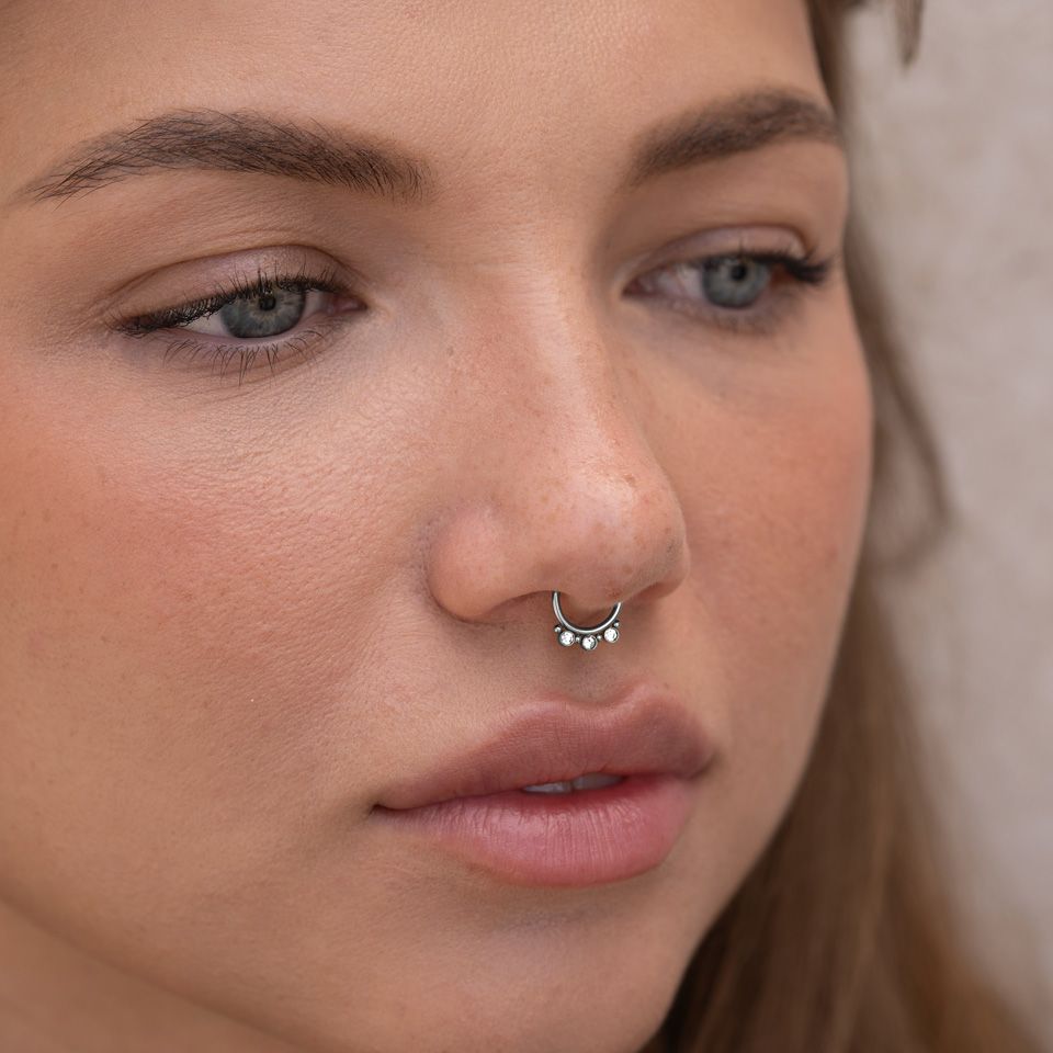 Faux anneau pour le septum avec trois pierres et des petites perles