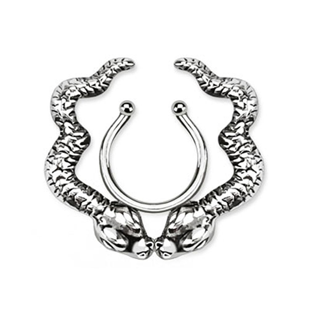 Faux piercing pour le téton avec serpents