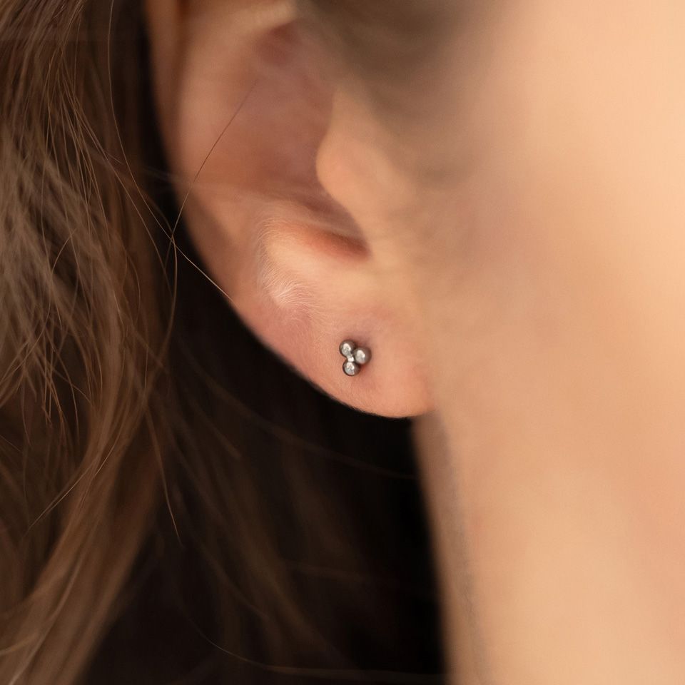Labret push-in en titane avec boules sur la partie supérieure