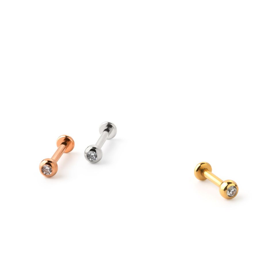 Labret en titane avec filetage interne et boule ornée d'une pierre