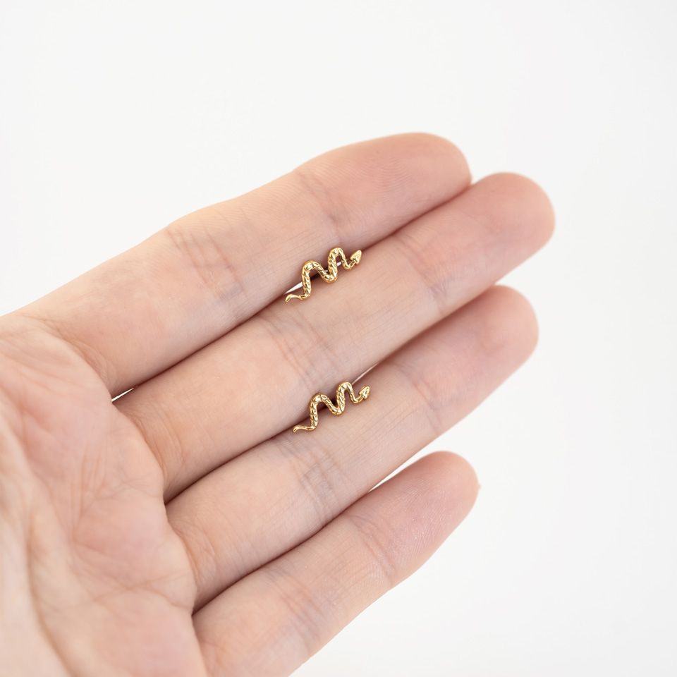 Labret push-in en titane avec un serpent