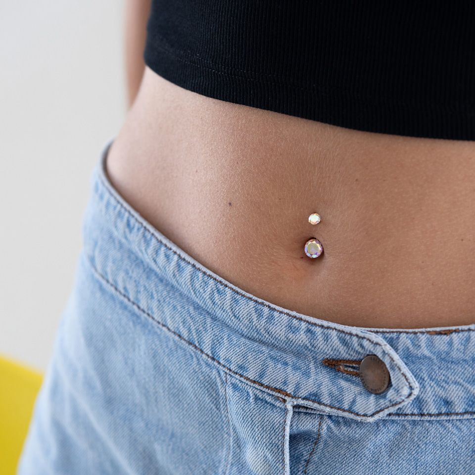 Piercing pour le nombril avec filetage interne et pierres multicolores