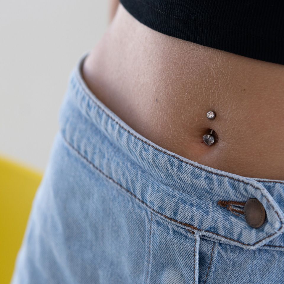 Piercing pour le nombril avec pierre en forme de cœur