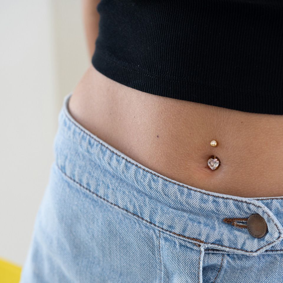 Piercing pour le nombril en plusieurs couleurs avec un coeur
