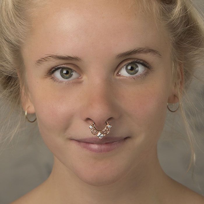 Septum avec torsions et pierre carrée