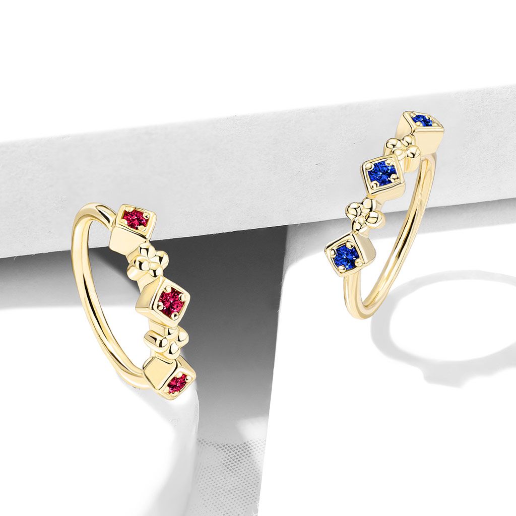 Piercing pour le nez avec des fleurs et des carrés