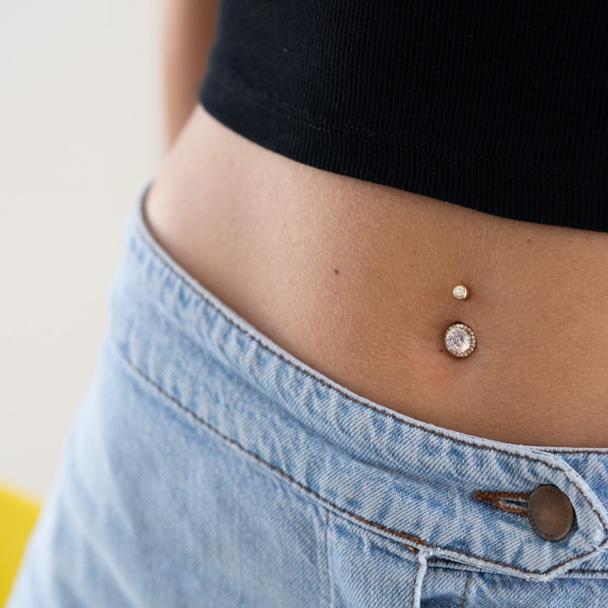 Piercing pour le nombril avec pierre à facettes