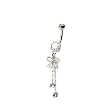 Piercing pour le nombril avec un joli pendentif