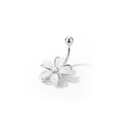 Piercing pour le nombril avec une fleur