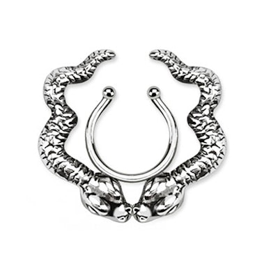 Faux piercing pour le téton avec serpents