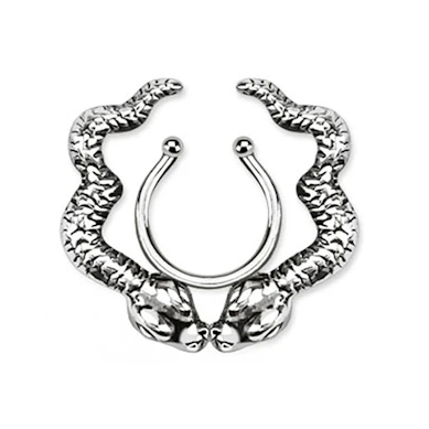 Faux piercing pour le téton avec serpents