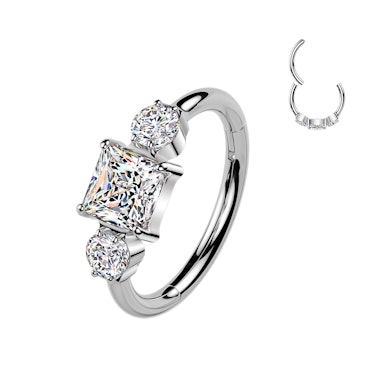 Anneau segment en titane avec trois pierres en zircone cubique