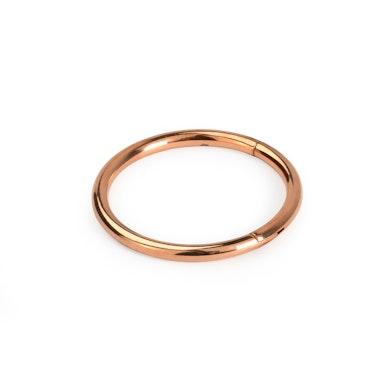Anneau segment à charnière disponible en plusieurs couleurs.