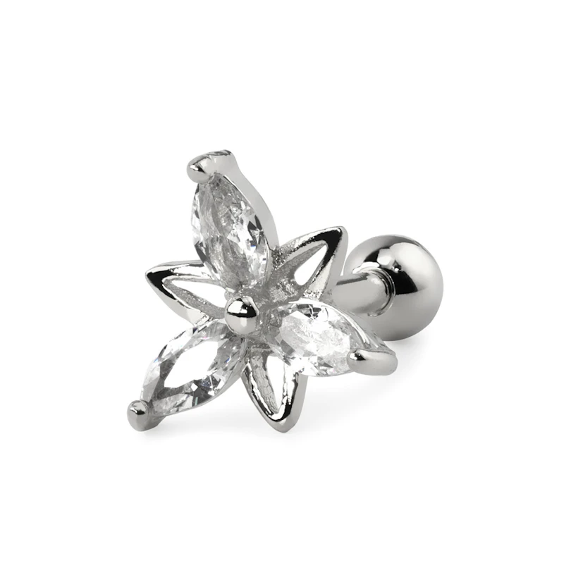 Piercing pour l'oreille avec pétales de fleurs