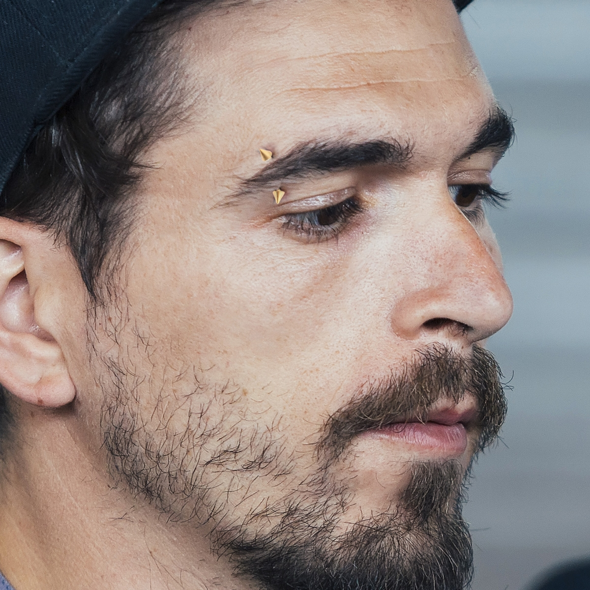 Tige courbée avec piques revêtement en or