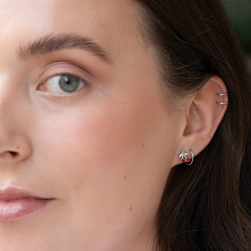 Piercing pour le tragus avec des cerises rouges