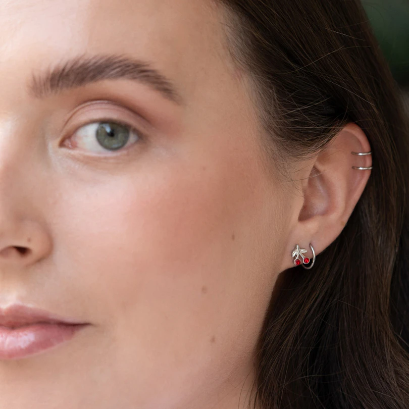 Piercing pour le tragus avec des cerises rouges
