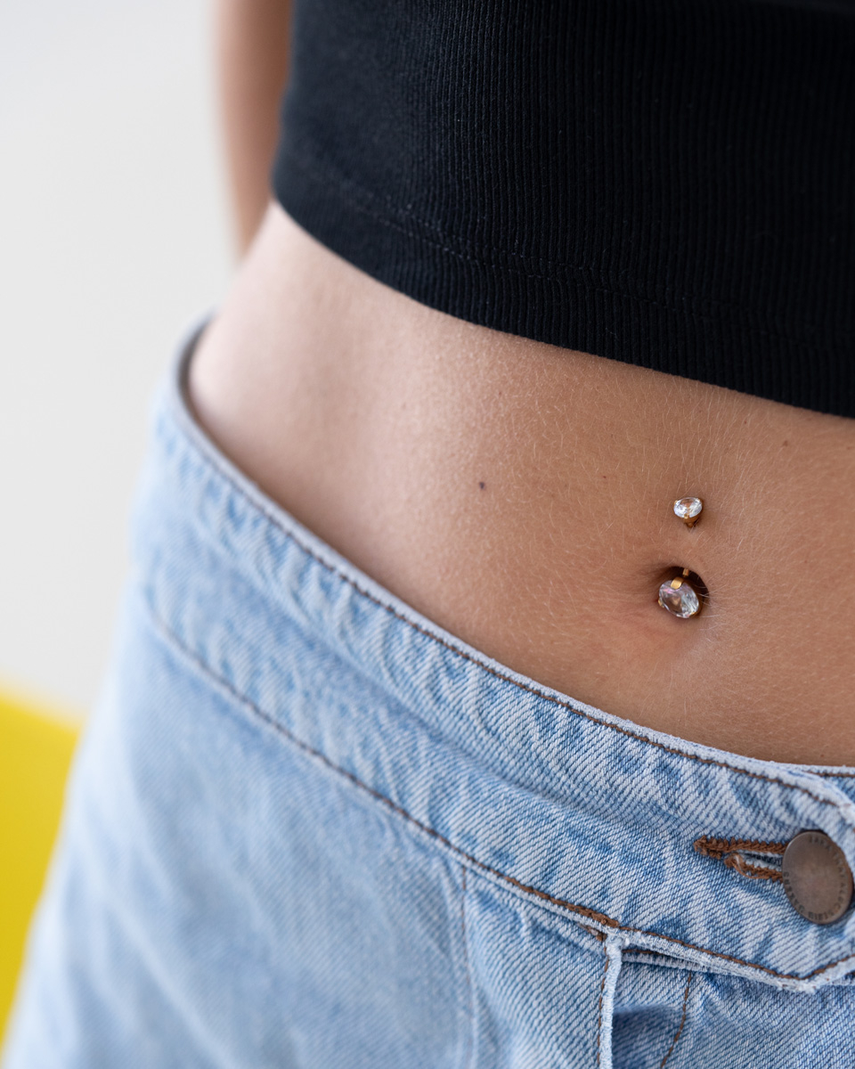 Piercing pour le nombril avec des grosses pierres rondes