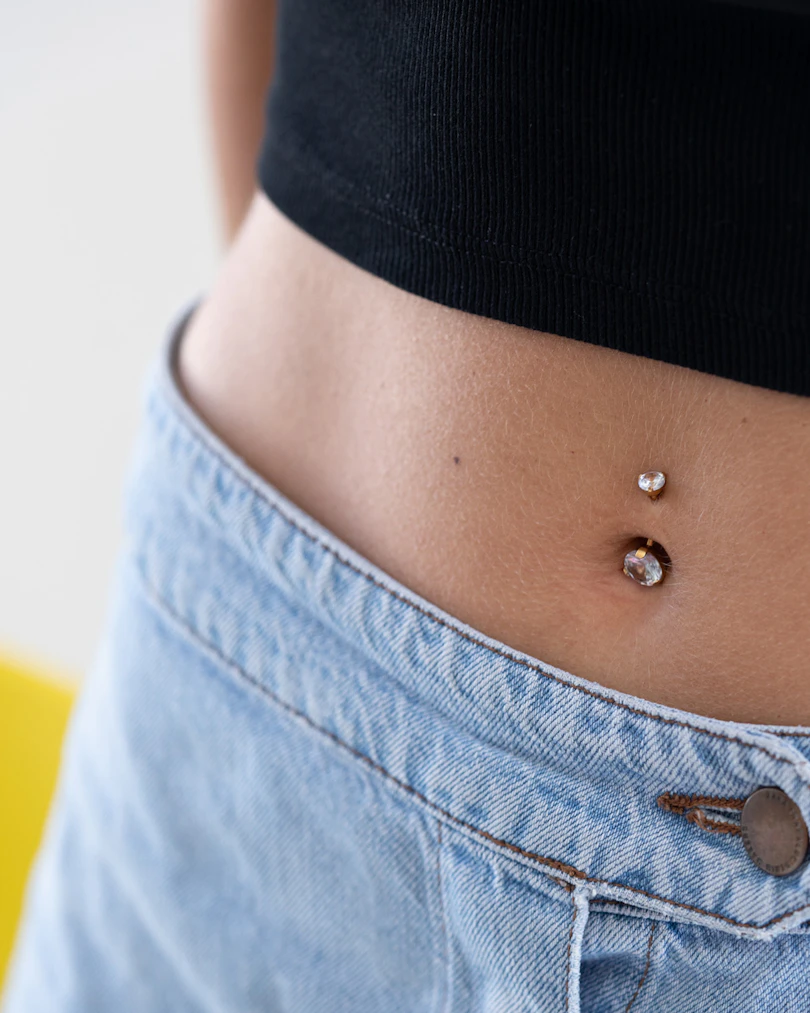 Piercing pour le nombril avec des grosses pierres rondes