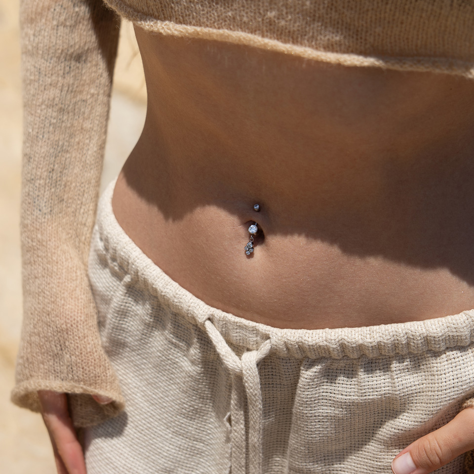 Piercing pour le nombril en titane et pierres serties pendantes