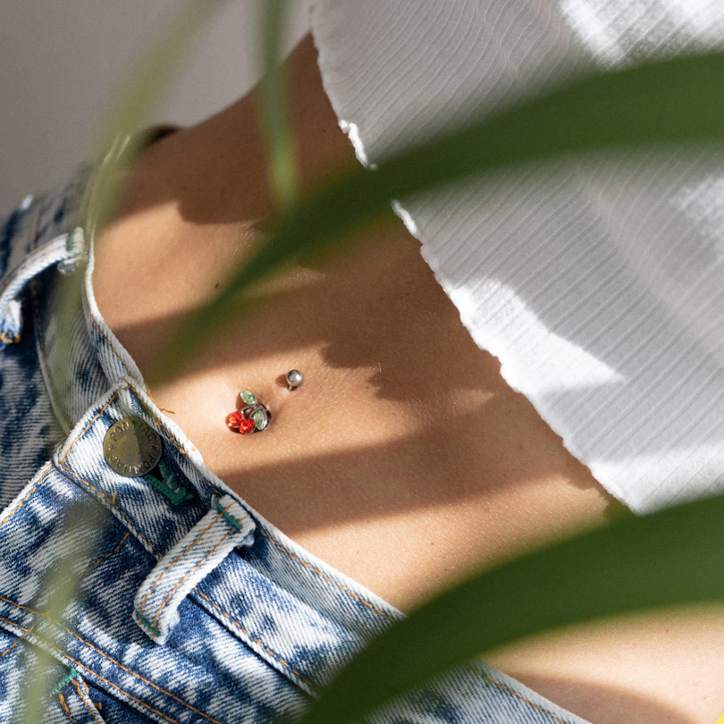 Piercing pour le nombril avec cerises rouges