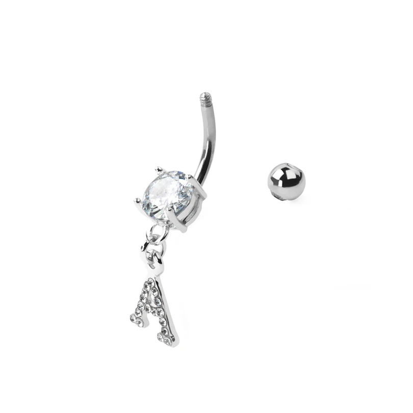 Piercing pour le nombril avec une lettre incrustée de pierres en pendentif