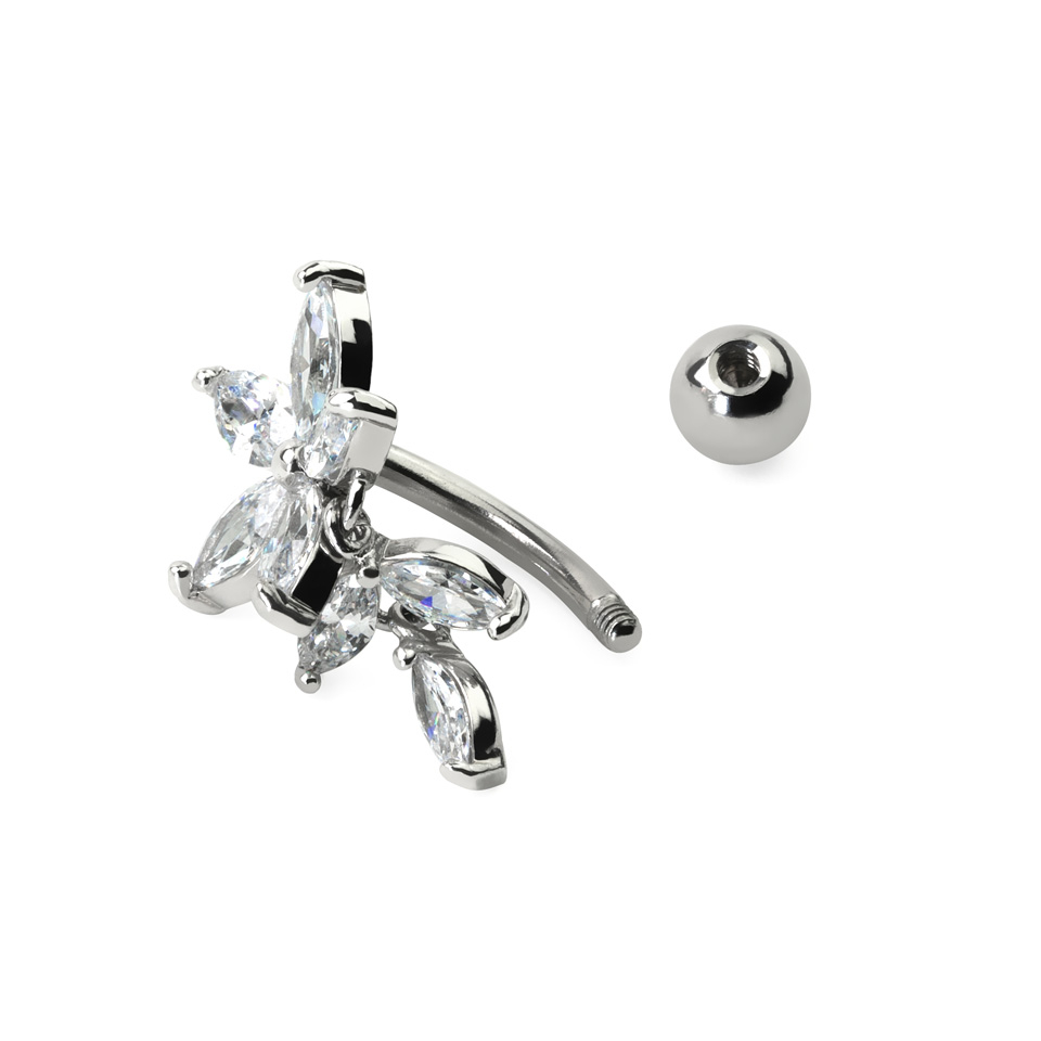 Piercing pour le nombril avec une jolie fleur incrustée de pierres