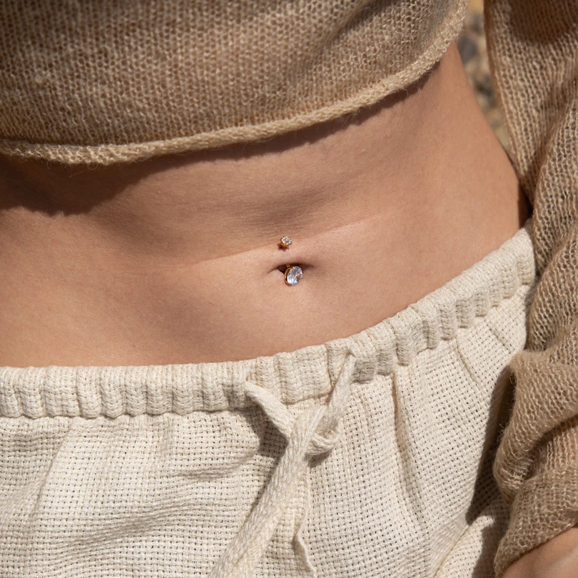 Piercing pour le nombril avec une grosse pierre et une fleur
