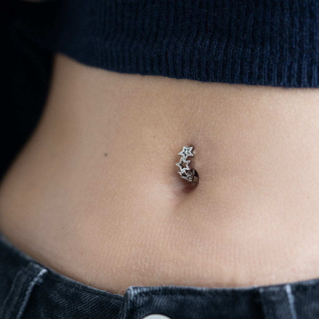 Clicker pour le nombril orné d'étoiles