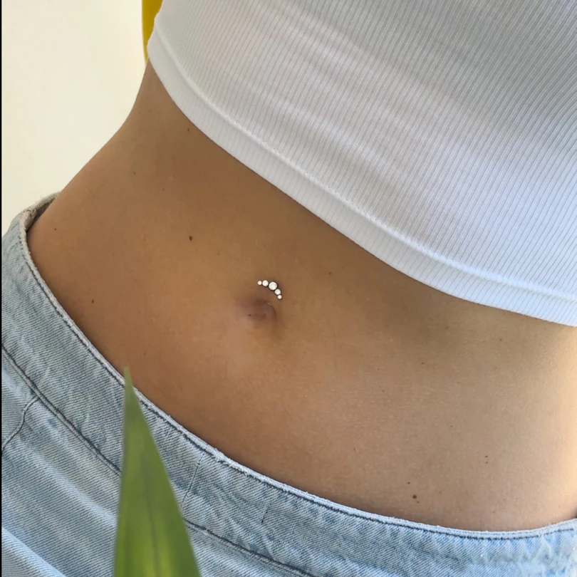 Piercing au nombril flottant en titane orné de cristaux