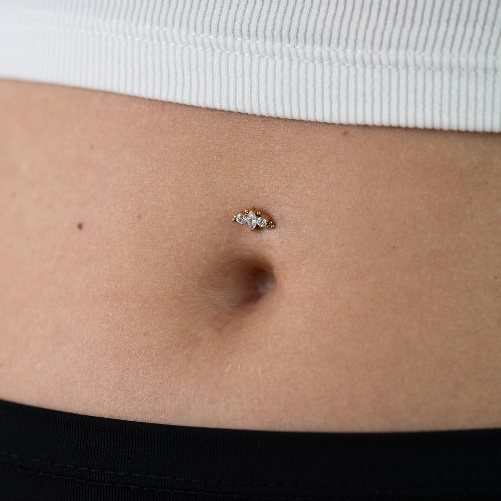Piercing au nombril flottant en titane et design vintage